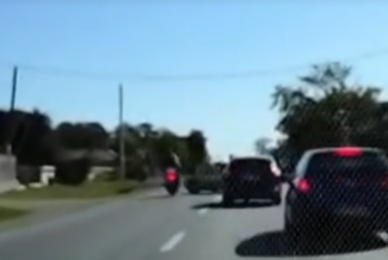Fedélzeti kamera rögzítette a vérfagyasztó motoros balesetet – videó