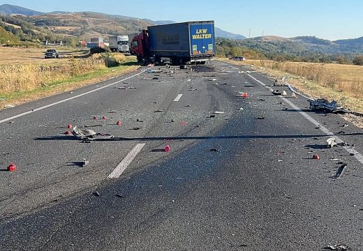 Halálos baleset: személygépkocsi és két kamion ütközött