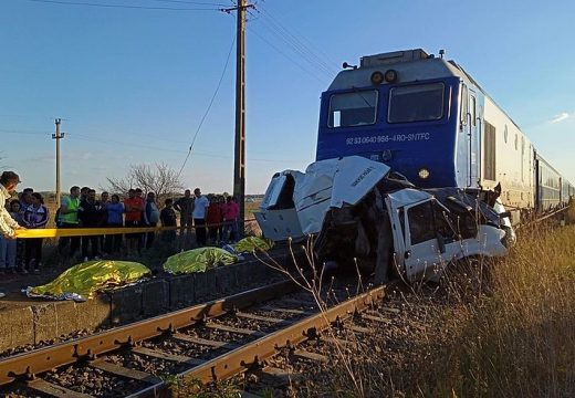 Mind a négyen meghaltak, miután a jászvásári gyors elé hajtottak autójukkal