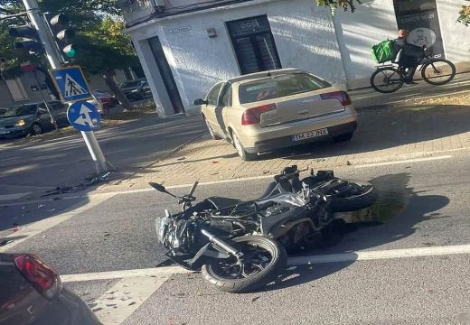 Parkolóból kitolató autó ütötte el a motorost