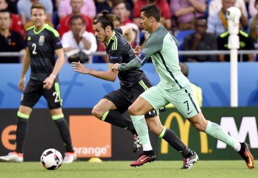 A walesi Gareth Bale (k) és a portugál Cristiano Ronaldo (j)