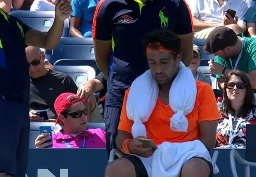 Meccs közben sms-ezett a feleségével a ciprusi teniszező