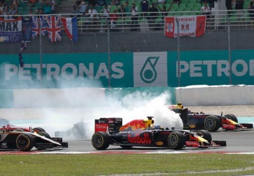 Malajziai Nagydíj – Ricciardo nyert, Hamilton kiesett