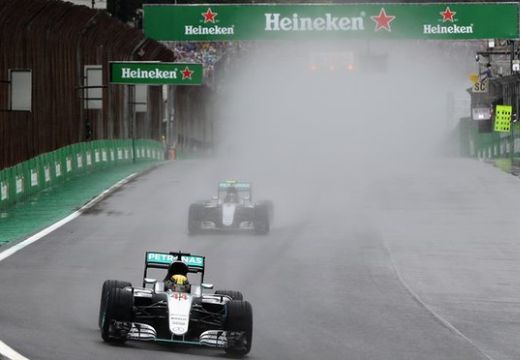 Brazil Nagydíj: Hamilton nyerte a kaotikus futamot, Rosberg második