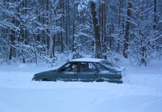 Elakadtak a hóban! A GPS havas, erdei útra irányította az autót: se előre, se hátra