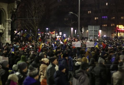 Tizenötezer ember tüntet Bukarestben, több tízezer más városokban