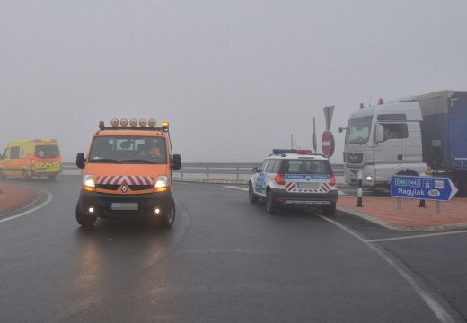 Tömegszerencsétlenség a román-magyar határnál: romániai busz balesetezett, egyik utasa meghalt
