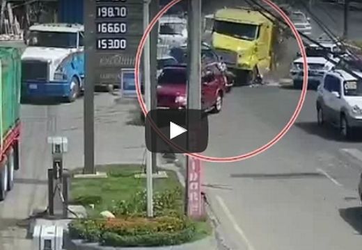 A benzinkútba csapódott a kamion, miután elsodort 15 autót – több felvétel, nézd meg!