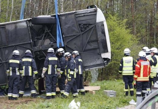 Felborult egy busz a kolozsvári kirándulásról hazatérő gyerekekkel – a sofőr meghalt
