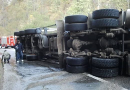 Kamion, személygépkocsi és haszongépjármű ütközése: 3 sérült