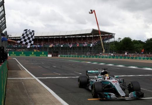Brit Nagydíj: Hamilton nyert, egy pontra Vetteltől az összetettben