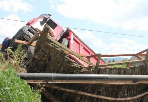 Beszakadt egy híd, a Marosba zuhant egy teherautó