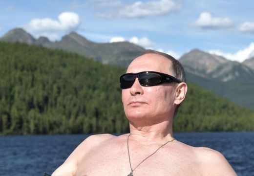 Elnöki vetkőzés: megunta a pólót, kidobta a kockáit a napra Putyin – fotók