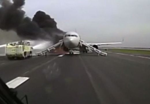 Kiugráltak az utasok: füstölt, majd felrobbant a repülőgép motorja – videó