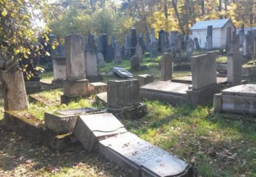 Megtalálták a szászrégeni zsidó temető meggyalázóit