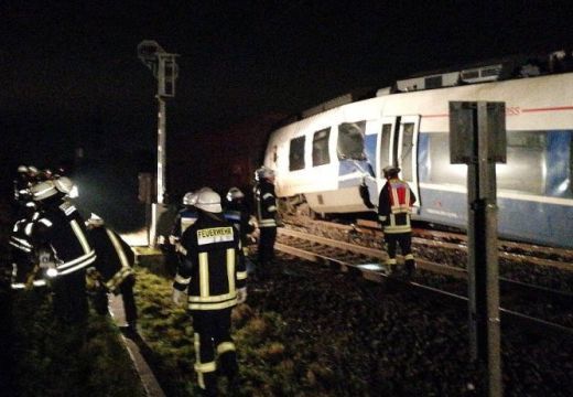 Sokan megsérültek egy személyvonat és egy tehervonat ütközésében Németországban