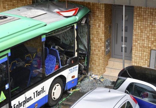 Házfalnak ütközött egy iskolabusz – legalább 37 gyerek megsérült