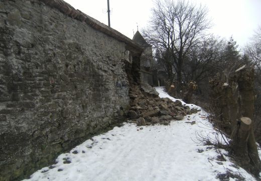 Leomlott a segesvári várfal egy szakasza