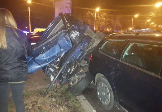 Tizenegy parkoló gépkocsit rongált meg egy nő, miután autójával kidöntött egy betonoszlopot
