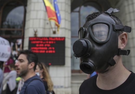 Gázmaszkos tüntetés a levegő minősége miatt