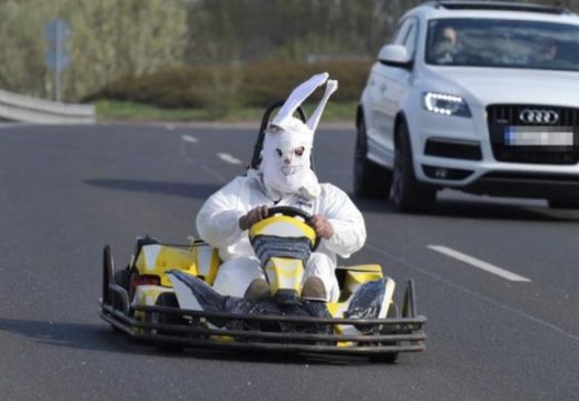 Gokarttal száguldozott az autópályán a húsvéti nyuszi