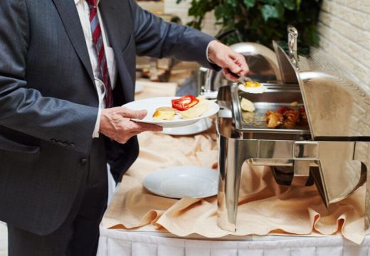 Eltűnhetnek a szállodákból a svédasztalos reggelik