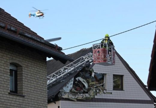 Háztetőbe csapódott egy kisrepülő Németországban
