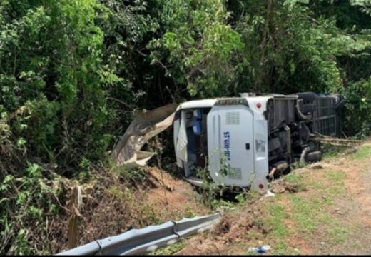 Felborult a busz a népszerű kirándulóhely közelében – 15 halott