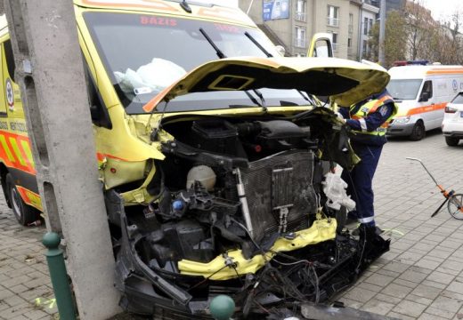 Összeroncsolódott a mentőautó a Budapesten történt balesetben