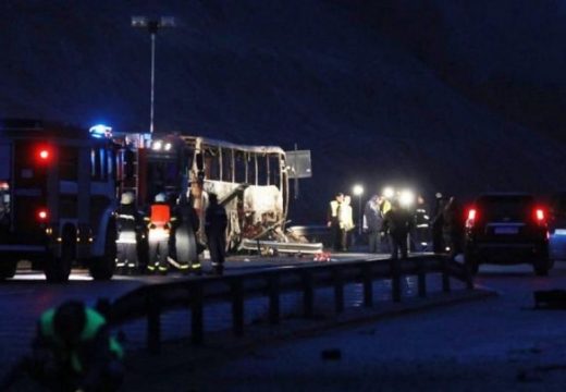 Kigyulladt egy autóbusz a sztrádán – legalább 45 halott