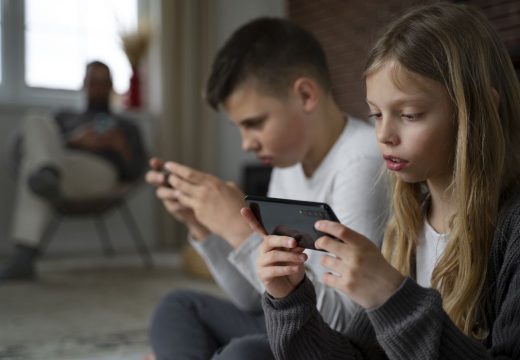 „Légy tudatos!” – az online élet offline következményeire hívja fel a figyelmet a közegészségügyi intézet