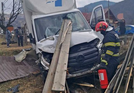 A deszka átfúrta a szélvédőt, a sofőr a csodával határos módon életben maradt