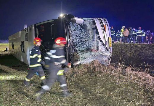 A helyszínen meghalt a felborult autóbusz alá szorult utas – 14-en megsérültek