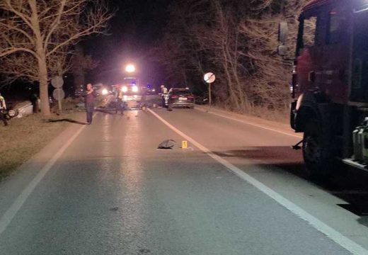 A záróvonalat átlépve, kanyarban előzött, frontálisan ütközött – a 4 halálos áldozatot követelő baleset előzménye