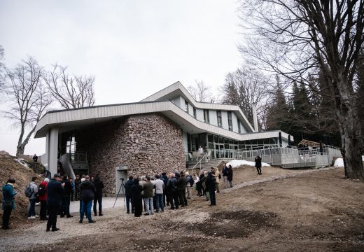 A zöld turizmust elősegítő ökocentrumot adtak át a Szent Anna-tónál