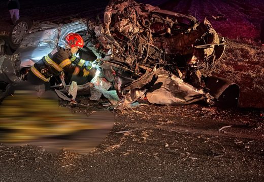 Egy halott a felismerhetetlenségig összeroncsolódott autóban