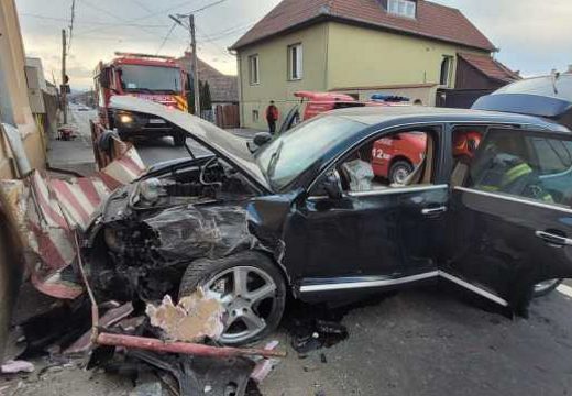 Eszméletlenül emelték ki a roncsból az ittas sofőrt