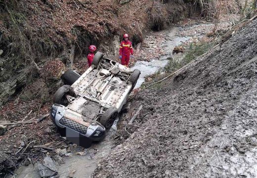 Hét méteres szakadékba zuhant autójával – szörnyethalt