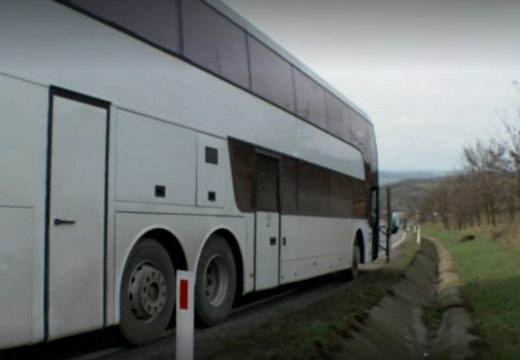 Kiesett a mozgó autóbuszból egy iskolai kiránduláson részt vevő 15 éves lány