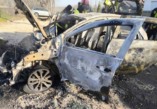 Kigyulladt egy villanyautó egy családi ház udvarán, 2 embert kórházba vittek