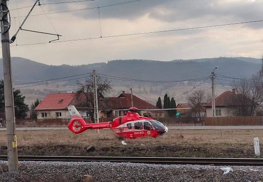 Lovas szekeret gázolt a vonat: egy ember meghalt és mentőhelikopter vitt el egy csecsemőt