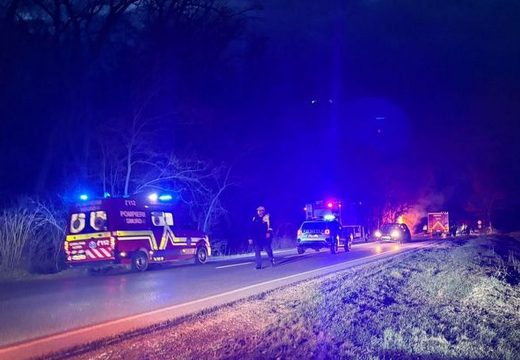 Négyen meghaltak, egy csecsemő megsérült – az egyik autó kigyulladt a baleset következtében