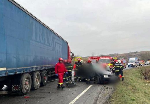 Öten meghaltak, amikor két kamion és egy személygépkocsi ütközött