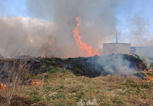Több napja ég a hulladék Marosludason, a hatóságok több riasztást küldtek a lakosságnak