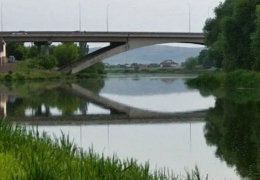 A vécé nem szemétláda! Fehérnemű miatt került szennyvíz a Marosba