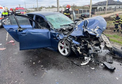 Autó és kisteherautó karambolozott – teljes útzár
