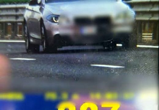 Brutális gyorshajtás: 227 km/órás sebességgel mérték be a fiatal sofőrt