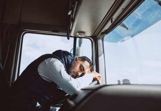 Felborult egy autóbusz a fővárosban