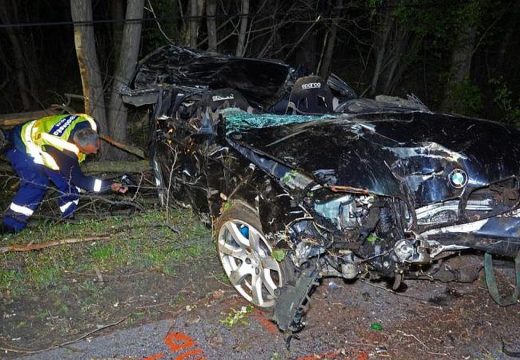 Hárman meghaltak, ketten megsérültek, amikor fának csapódott az autó