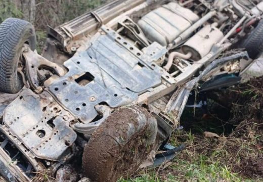 Kiskorúakat szállító kisbusz balesete – tíz embert vittek kórházba